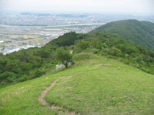 歩んできた道を山の頂から確認