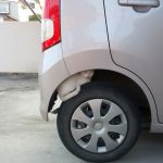 タイヤの上で暖を取るネコ