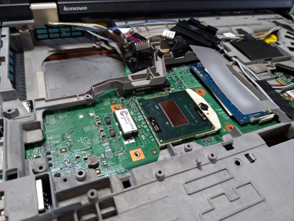0-クアッドコアCPUをシステムボードに取り付けた(トップ画像)